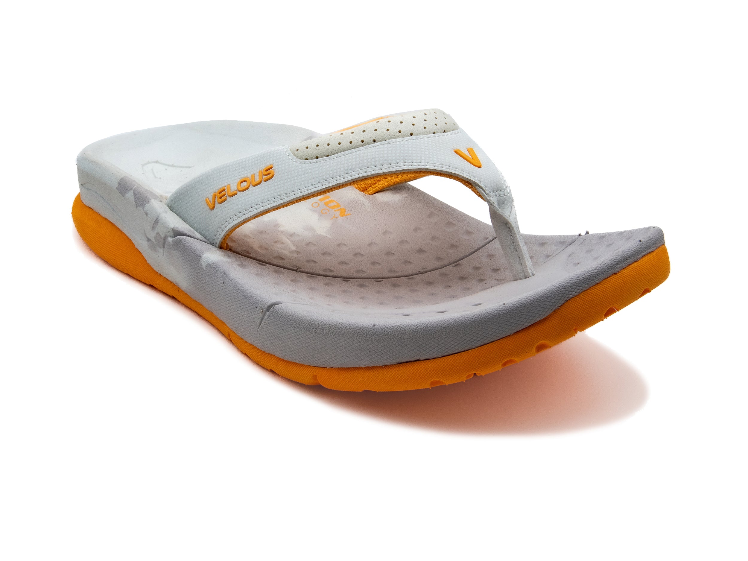 VELOUS lichtgrijze en oranje herstelslipper flip flop op een witte achtergrond.