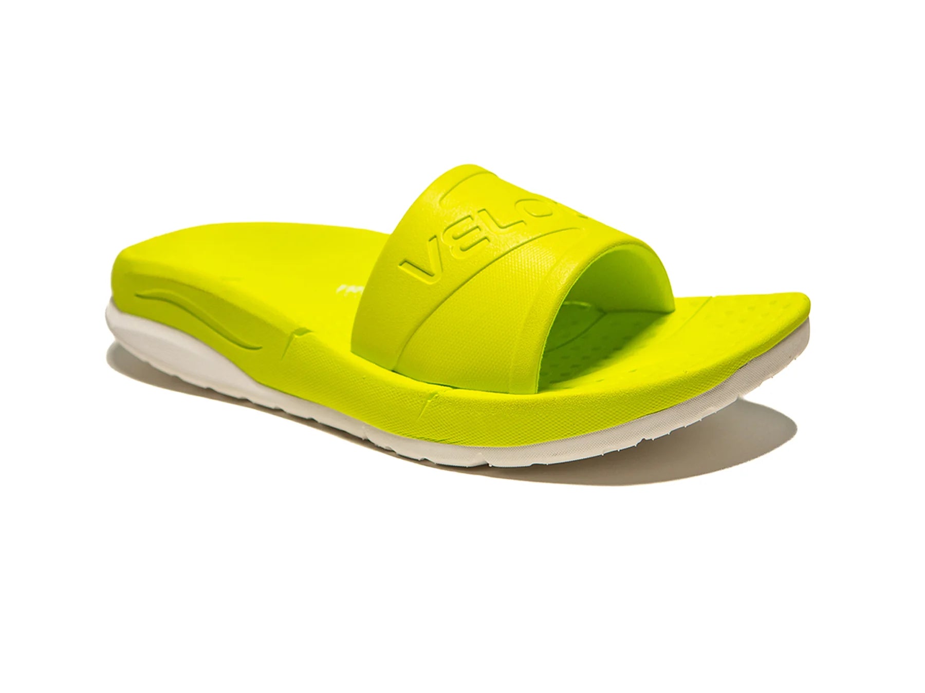 VELOUS lime en witte herstelslipper recovery slide op een witte achtergrond