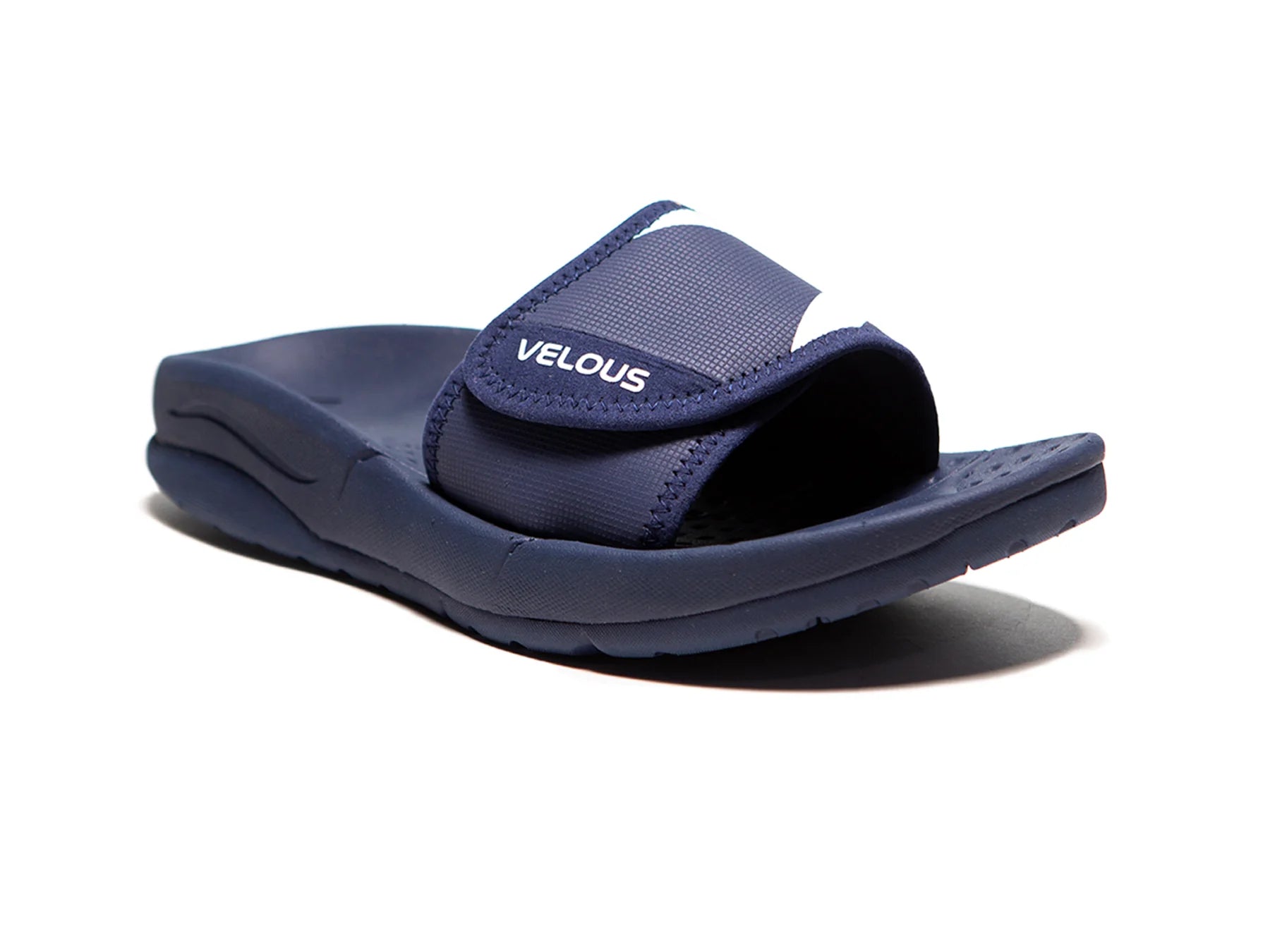 VELOUS navy en witte herstelslipper recovery verstelbare slide op een witte achtergrond